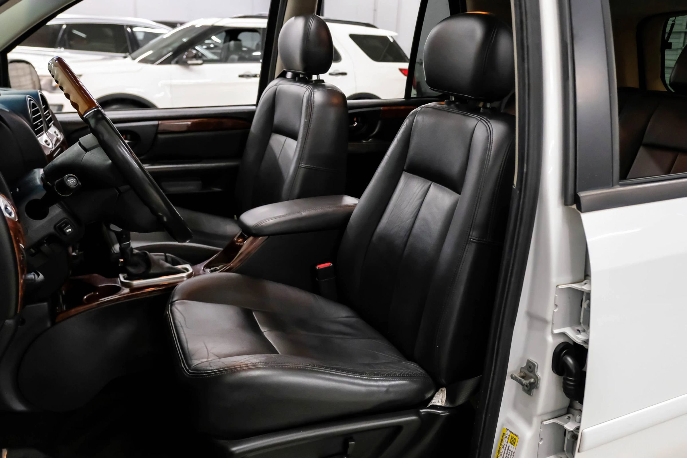 Used 2009 GMC Envoy Denali w/ Sun And 6-Disc Cd Package AWD/4WD image 26