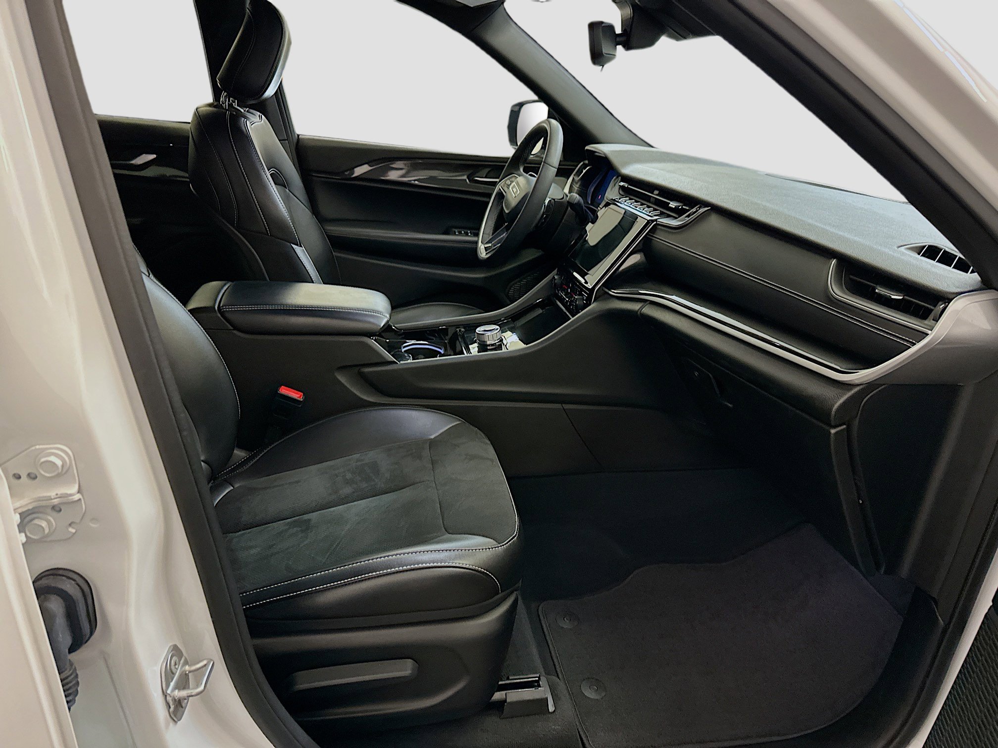 Used 2023 Jeep Grand Cherokee Altitude image 33