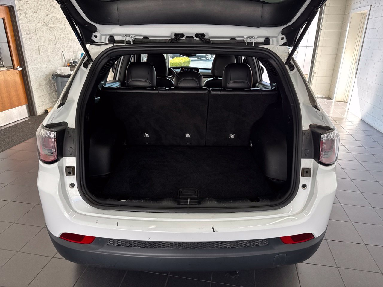 Used 2025 Jeep Compass Latitude AWD/4WD image 9
