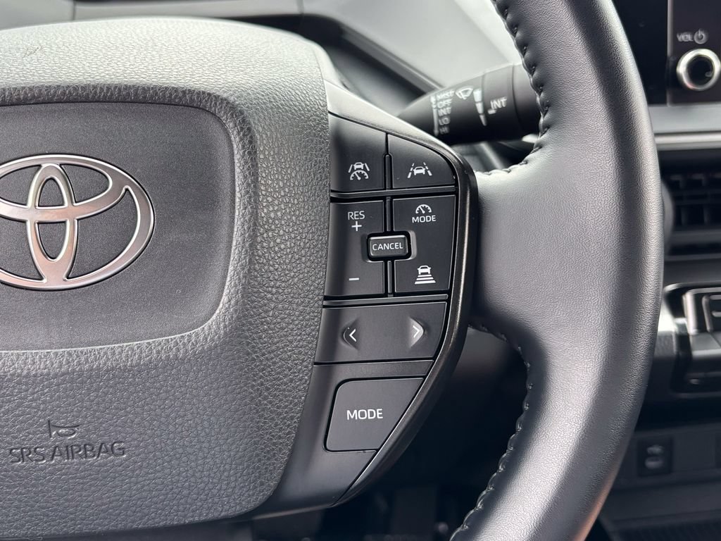 Used 2025 Toyota Prius LE AWD/4WD image 28