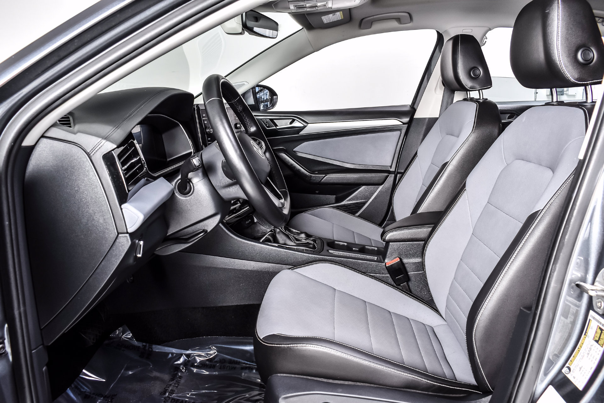 Used 2025 Volkswagen Jetta SE FWD image 14