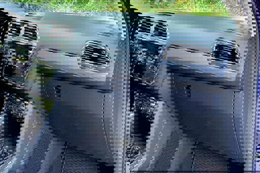 Certified 2021 Volkswagen Tiguan SE image 16