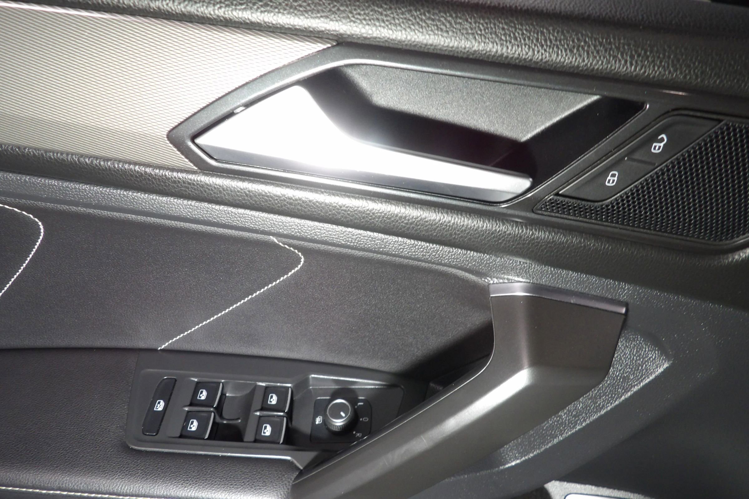Used 2022 Volkswagen Tiguan SE w/ Panoramic Sunroof Package FWD image 10