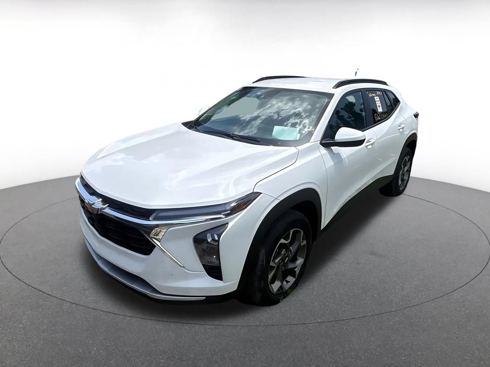 Used 2025 Chevrolet Trax LT FWD image 3