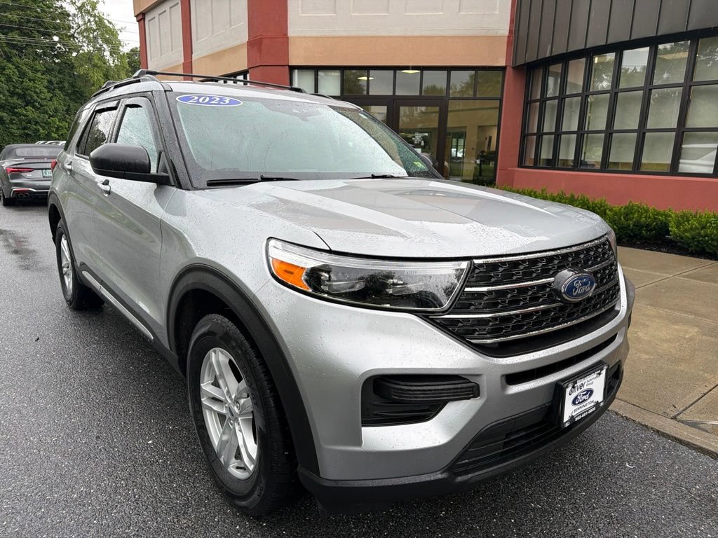 Used 2023 Ford Explorer XLT AWD/4WD image 9