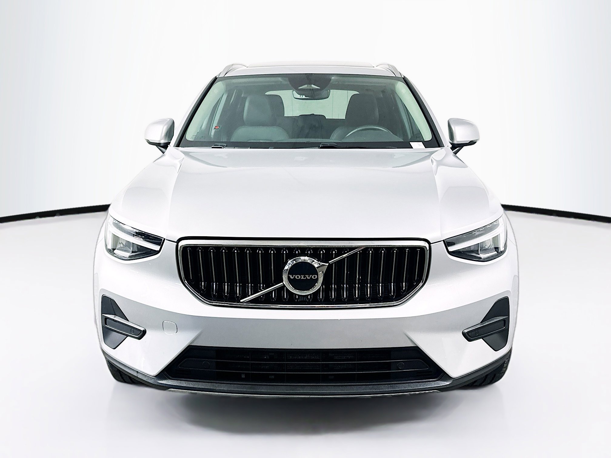 Used 2025 Volvo XC40 B5 Core image 2