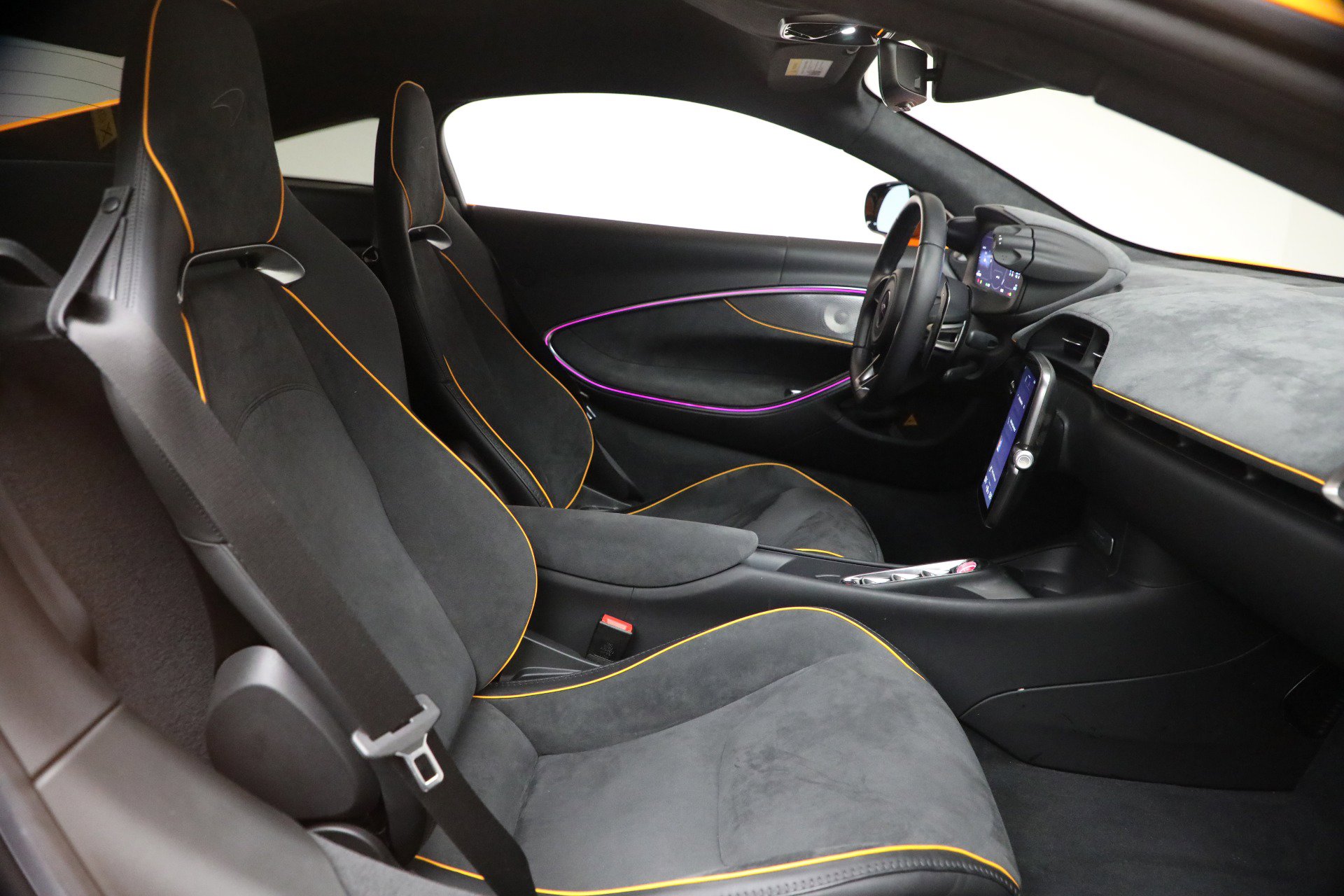 Used 2024 McLaren Artura image 25