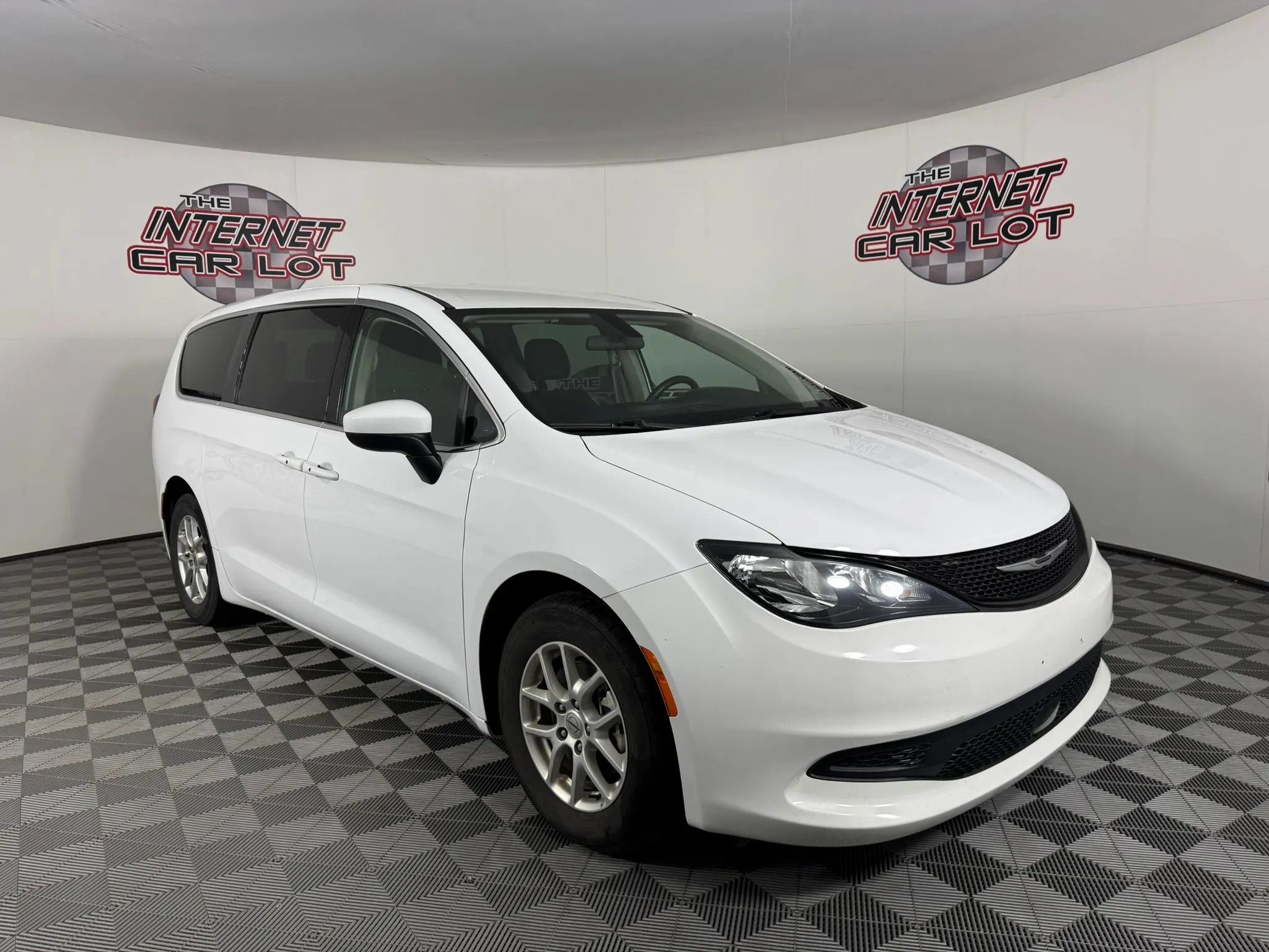 Used 2022 Chrysler Voyager LX FWD image 9