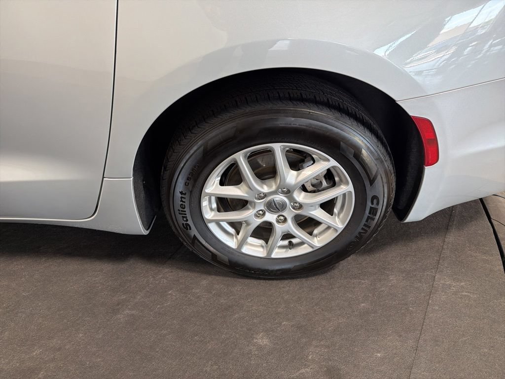 Used 2024 Chrysler Pacifica Touring-L FWD image 34
