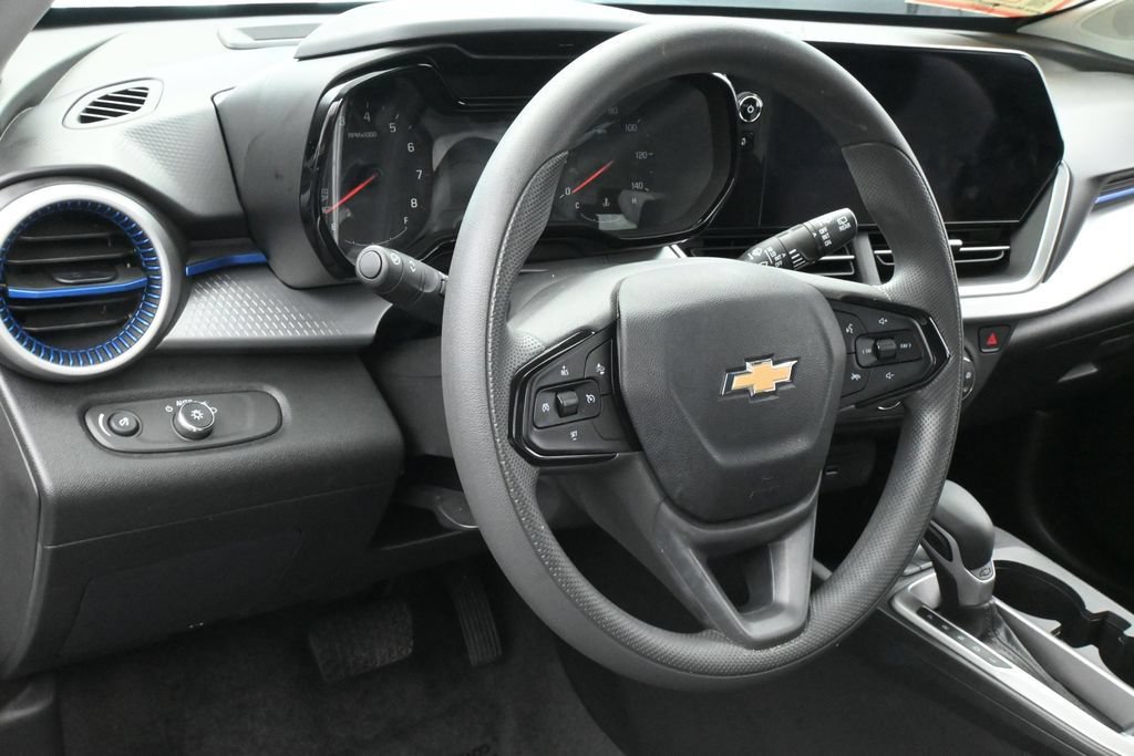 Used 2025 Chevrolet Trax LS FWD image 14
