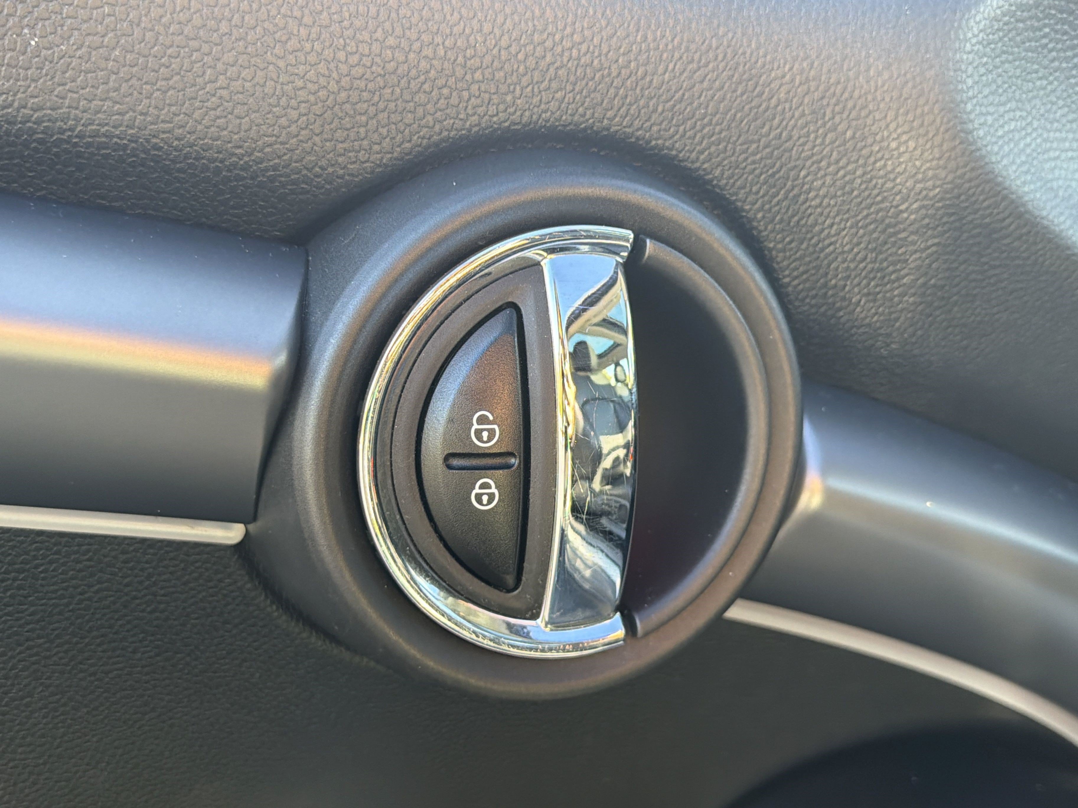 Used 2024 MINI Cooper SE FWD image 25
