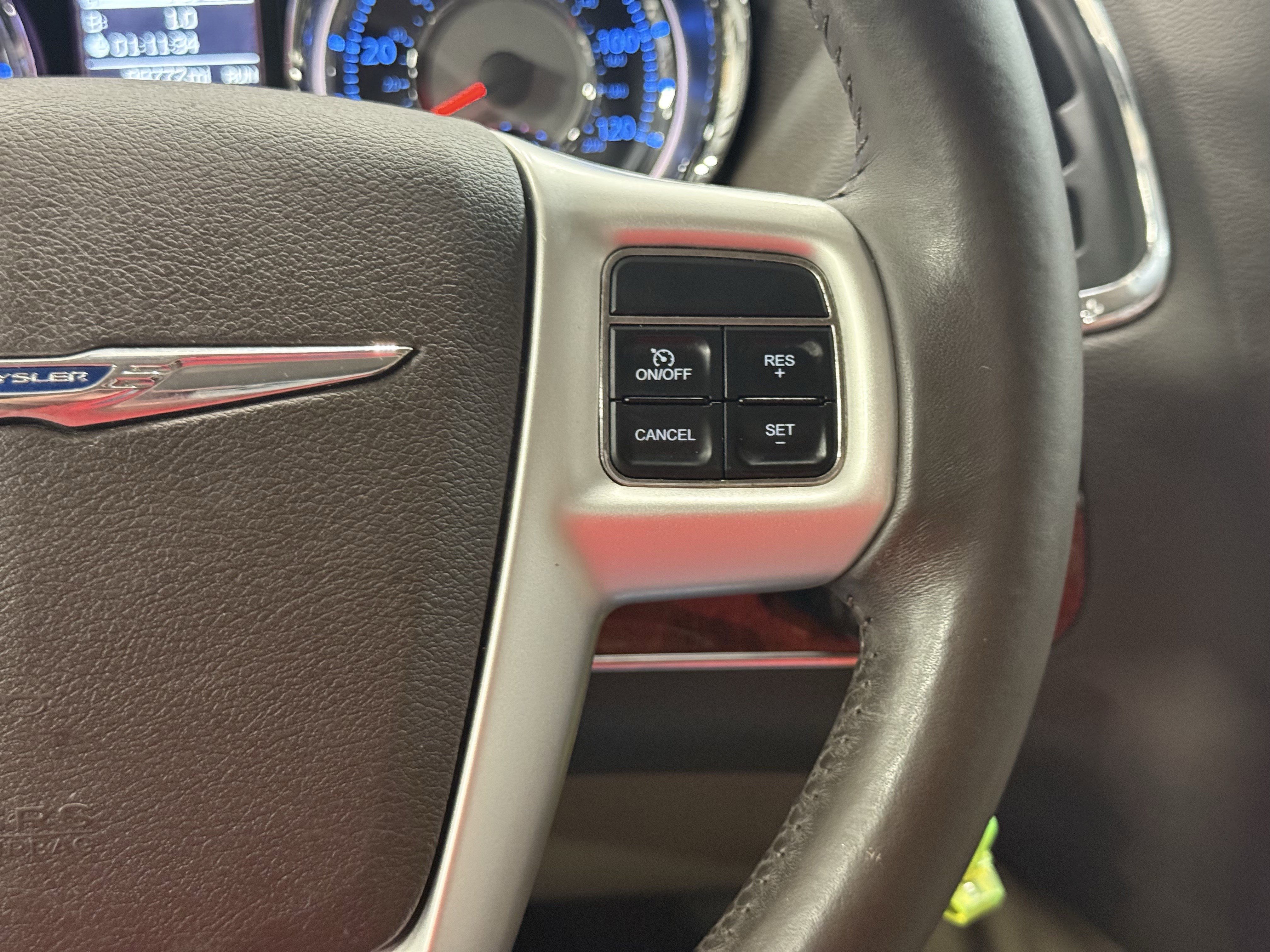 Used 2014 Chrysler Town & Country Touring-L image 25