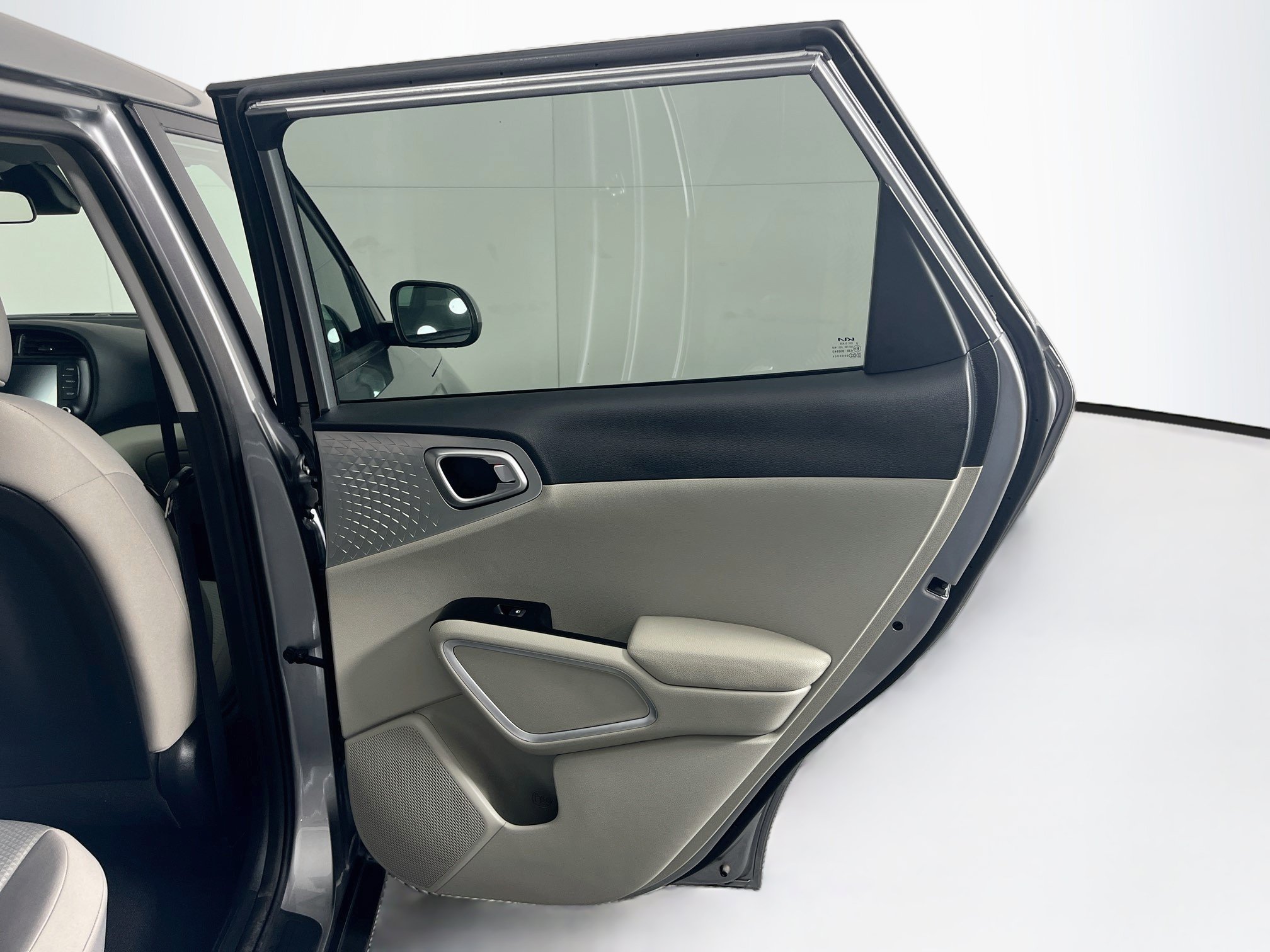 Used 2025 Kia Soul LX w/ LX Technology Package FWD image 28