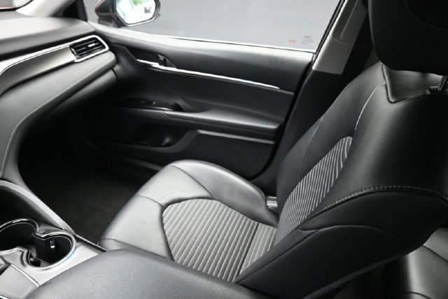 Used 2018 Toyota Camry SE w/ Moonroof Package FWD image 11