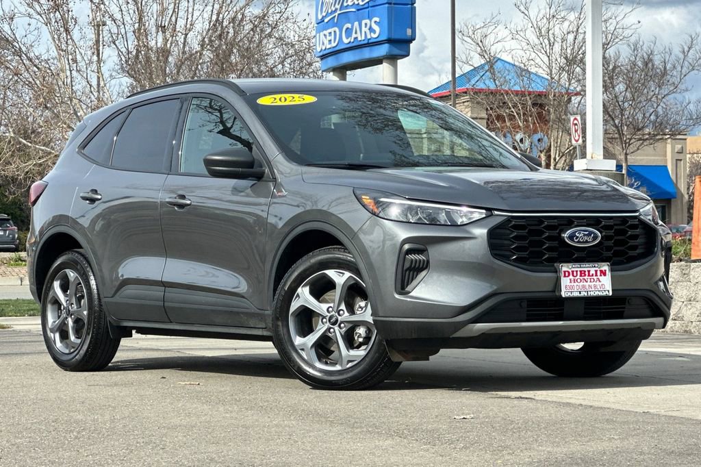 Used 2025 Ford Escape ST-Line image 2