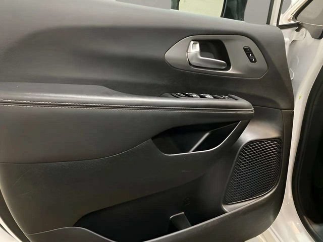 Used 2025 Chrysler Pacifica Select FWD image 15