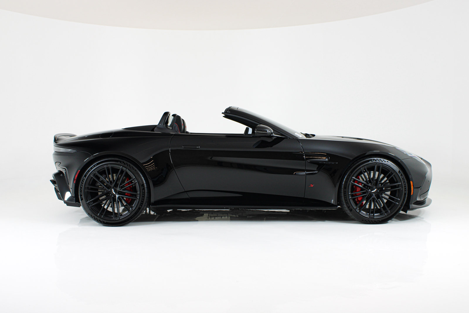 Used 2026 Aston Martin V8 Vantage S RWD image 6