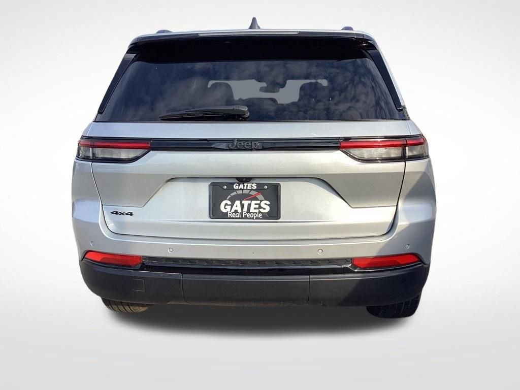 Used 2025 Jeep Grand Cherokee Altitude AWD/4WD image 10