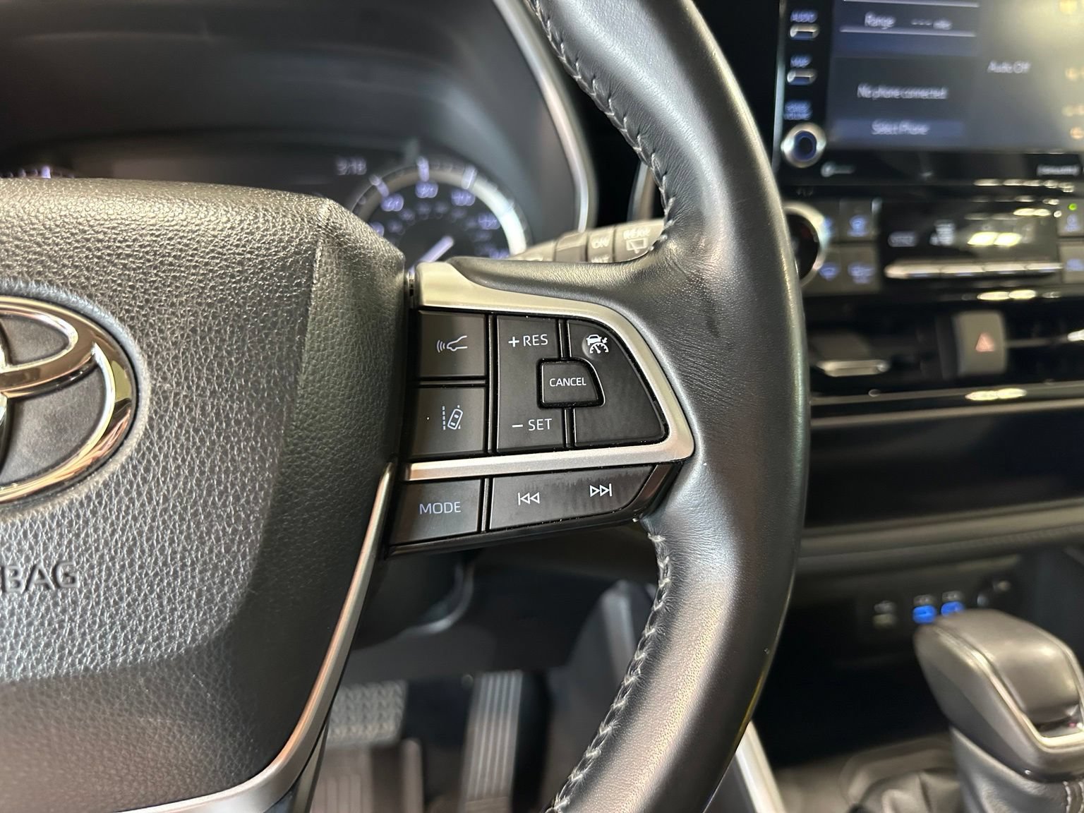 Used 2022 Toyota Highlander XLE FWD image 19