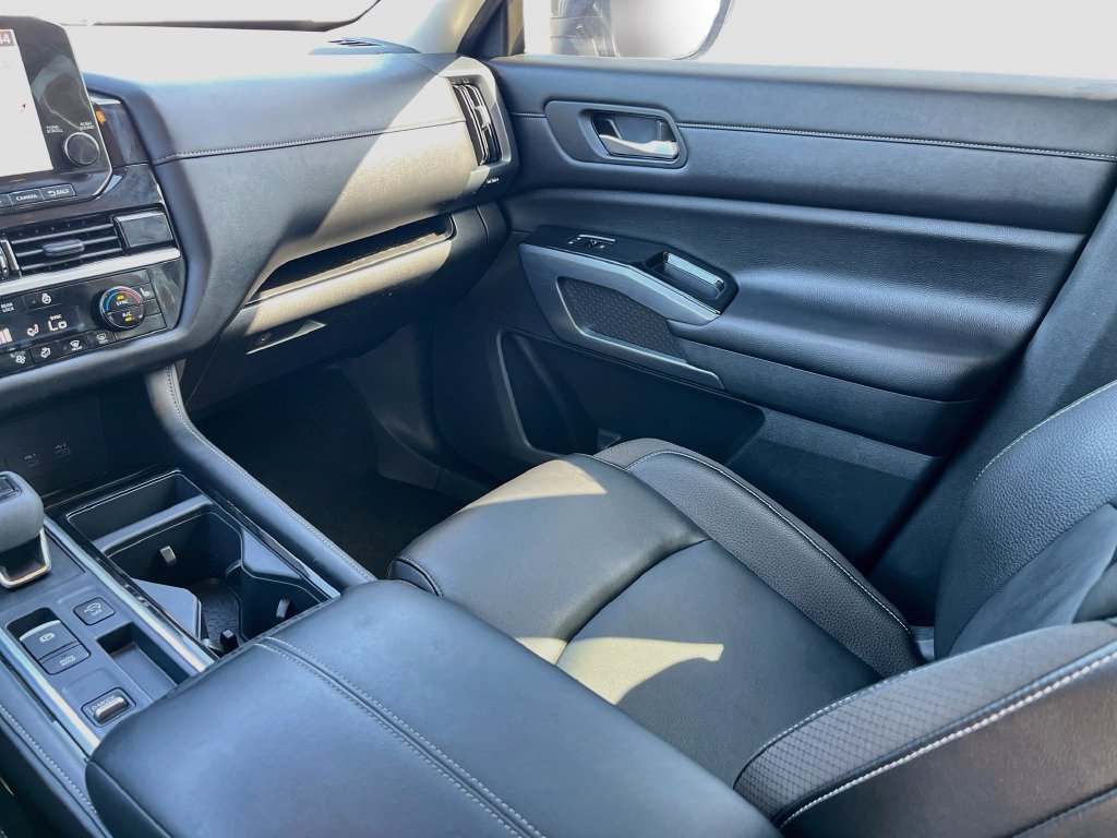 Used 2024 Nissan Pathfinder SL FWD image 23
