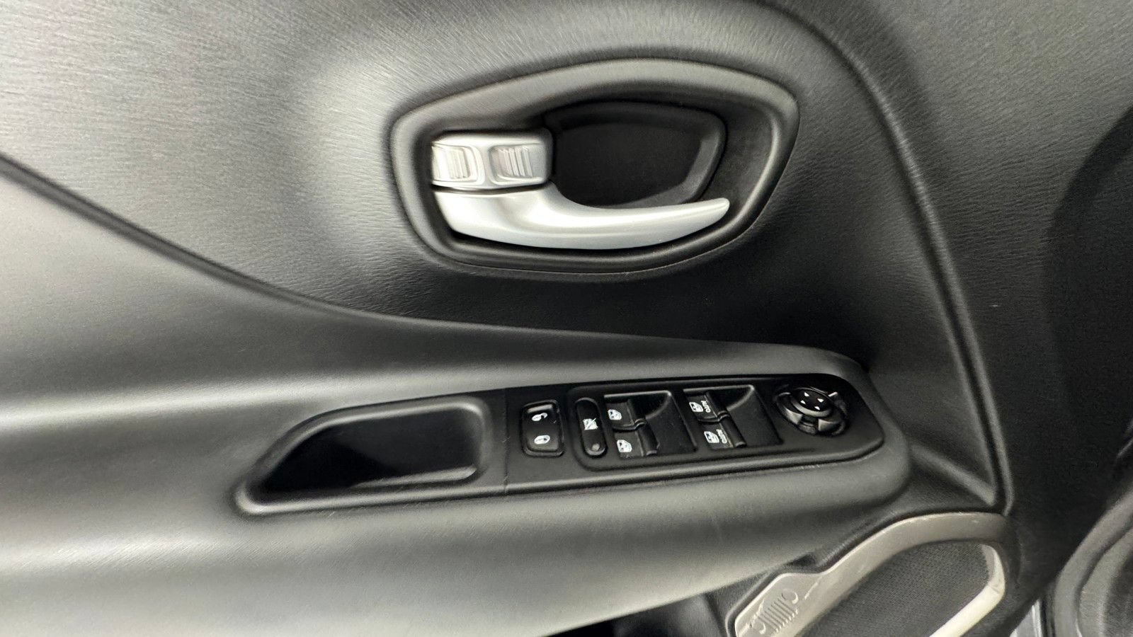 Used 2023 Jeep Renegade Latitude w/ Premium Group AWD/4WD image 19