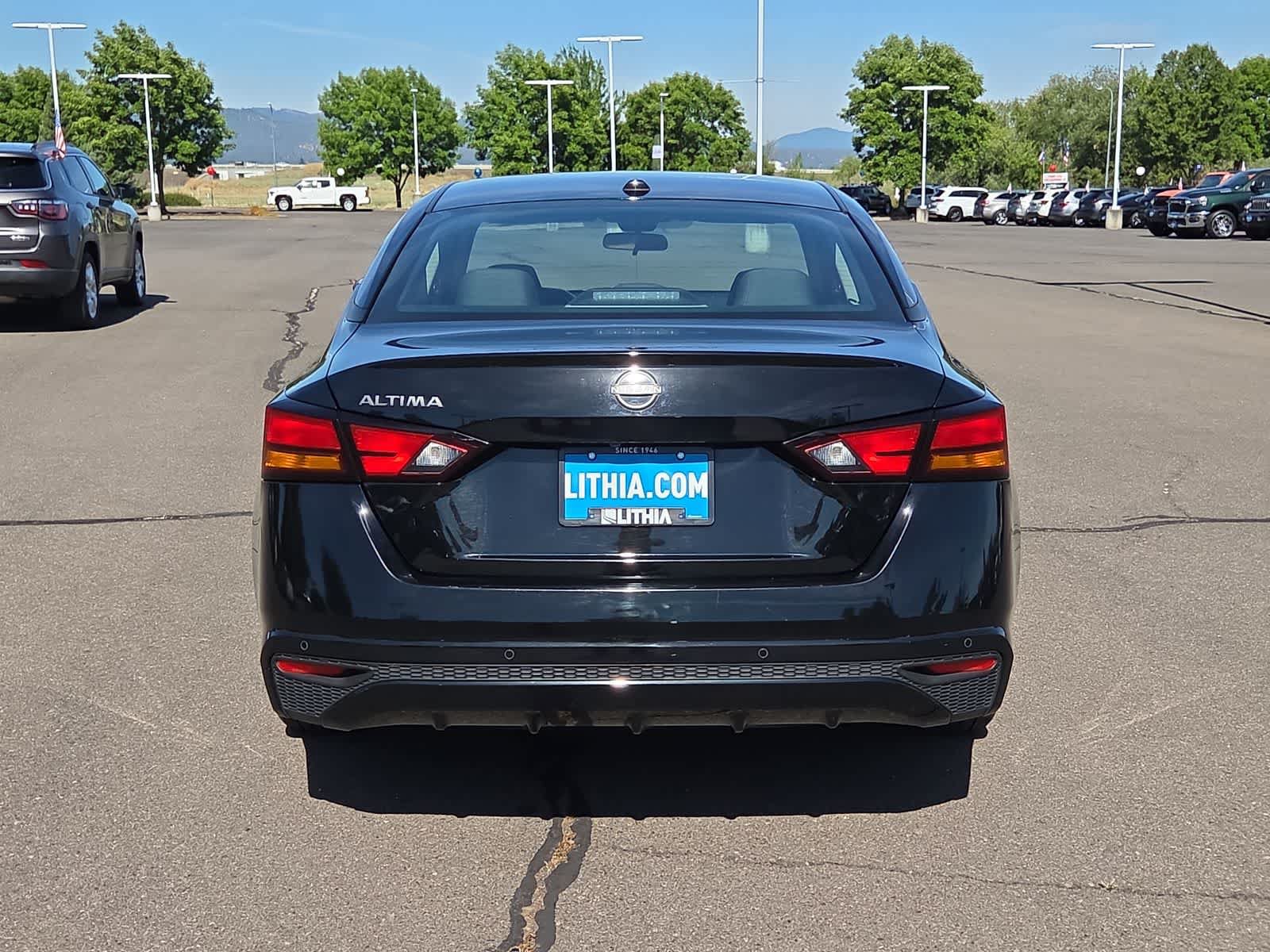 Used 2025 Nissan Altima 2.5 SV FWD image 13