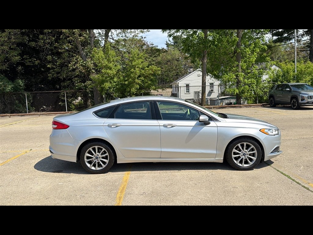 Used 2017 Ford Fusion SE w/ Fusion SE Technology Package FWD image 6