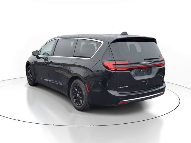 Used 2023 Chrysler Pacifica Touring-L FWD image 4