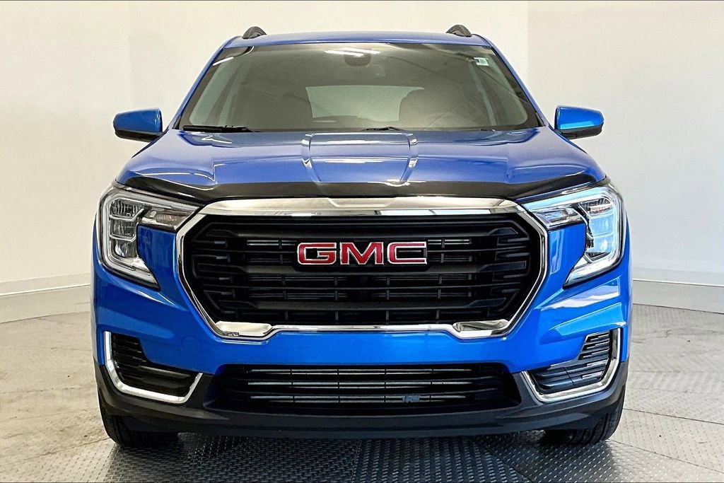 Used 2024 GMC Terrain SLE w/ Driver Convenience Package image 3