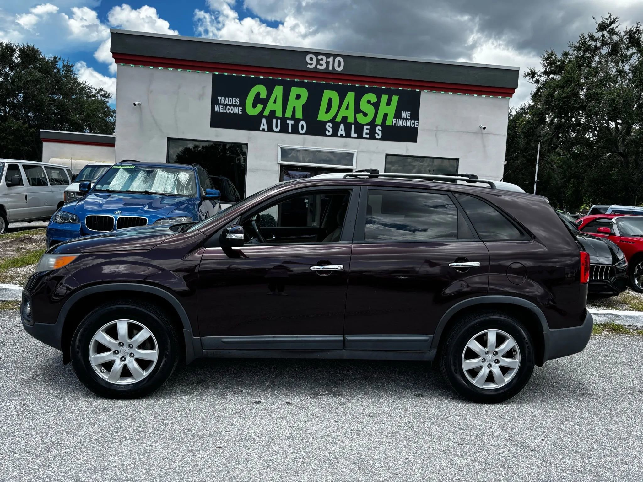 Used 2011 Kia Sorento LX w/ Convenience Pkg image 2