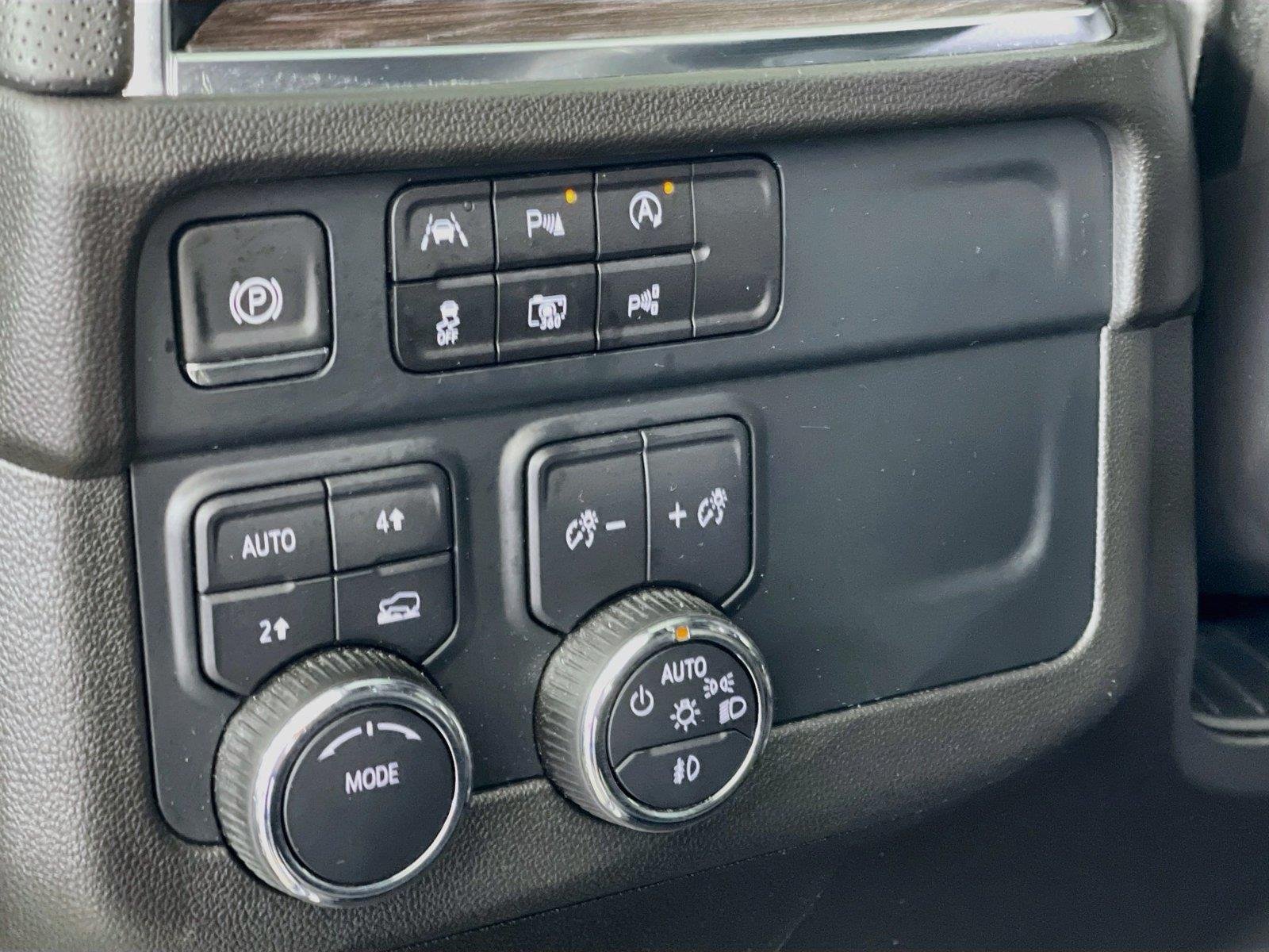 Used 2025 Chevrolet Tahoe Premier AWD/4WD image 12