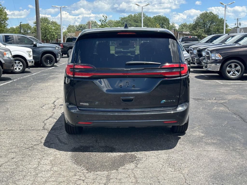 Used 2023 Chrysler Pacifica Limited w/ Uconnect Theater Family Group FWD image 5