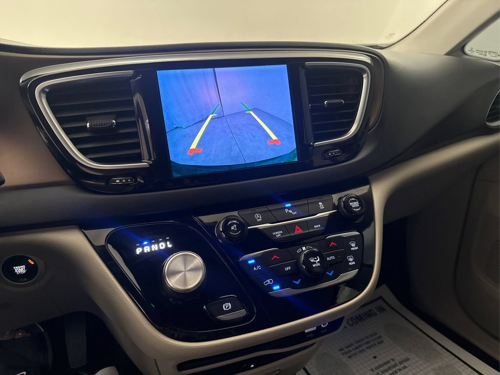 Used 2017 Chrysler Pacifica Touring-L Plus FWD image 38