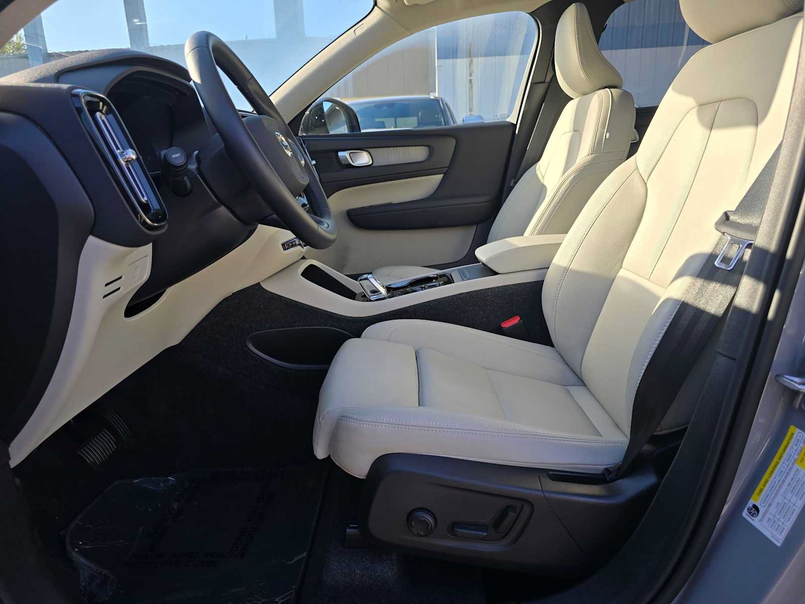 Certified 2026 Volvo XC40 B5 Plus AWD/4WD image 20