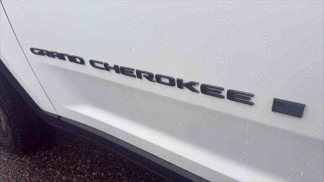Used 2023 Jeep Grand Cherokee Limited w/ Black Appearance Package image 25