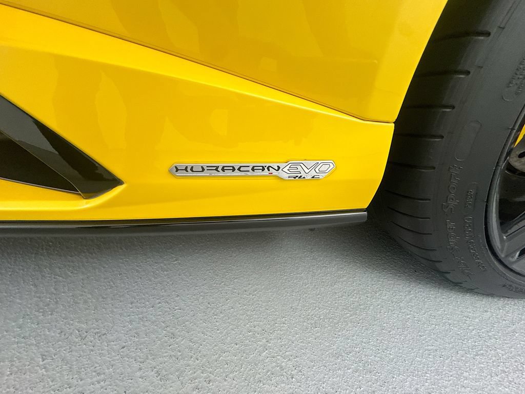 Used 2020 Lamborghini Huracan EVO RWD image 25