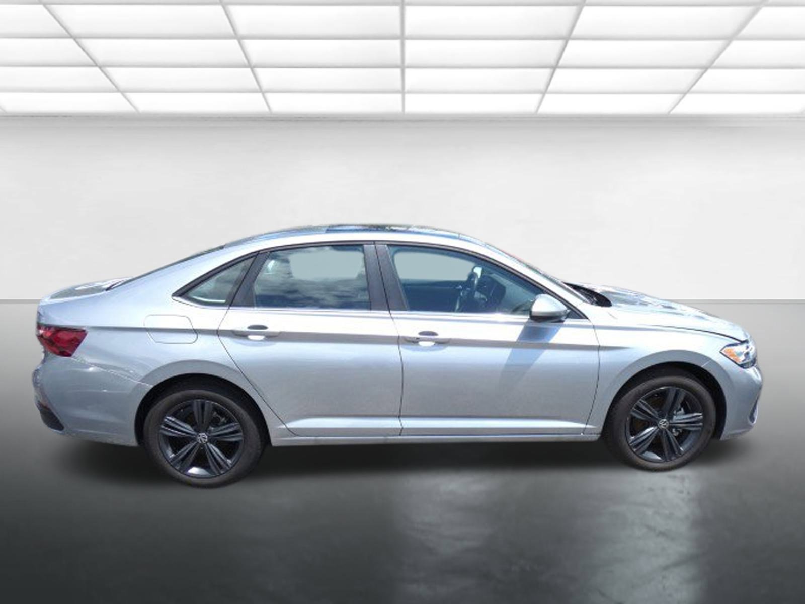 Used 2024 Volkswagen Jetta SE w/ Panoramic Sunroof Package FWD image 3