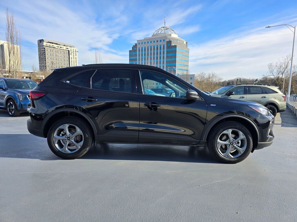 Used 2025 Ford Escape ST-Line image 2
