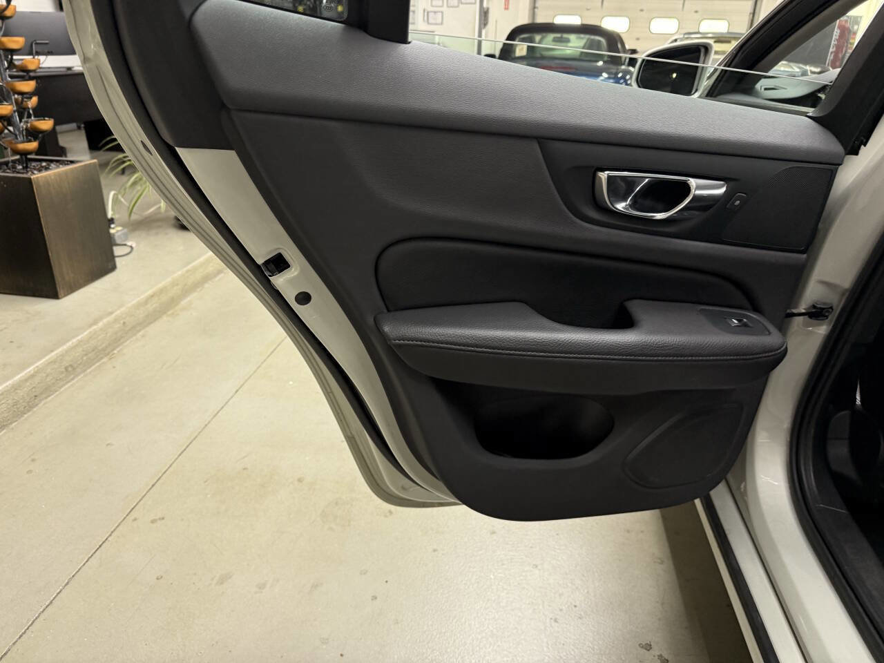 Used 2020 Volvo V60 T5 Momentum image 12