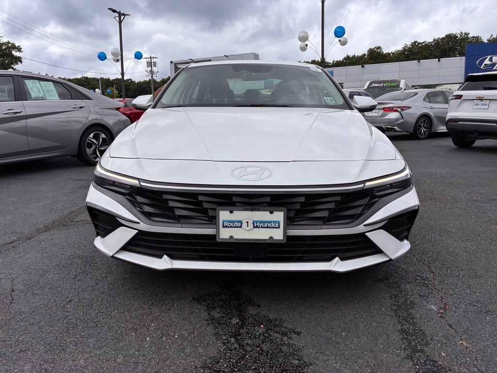 Used 2025 Hyundai Elantra Limited FWD image 2