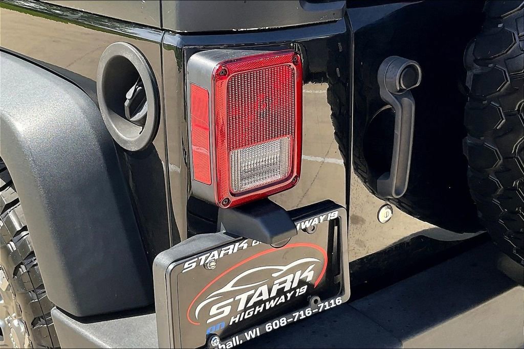 Used 2015 Jeep Wrangler Unlimited Rubicon w/ Connectivity Group AWD/4WD image 21
