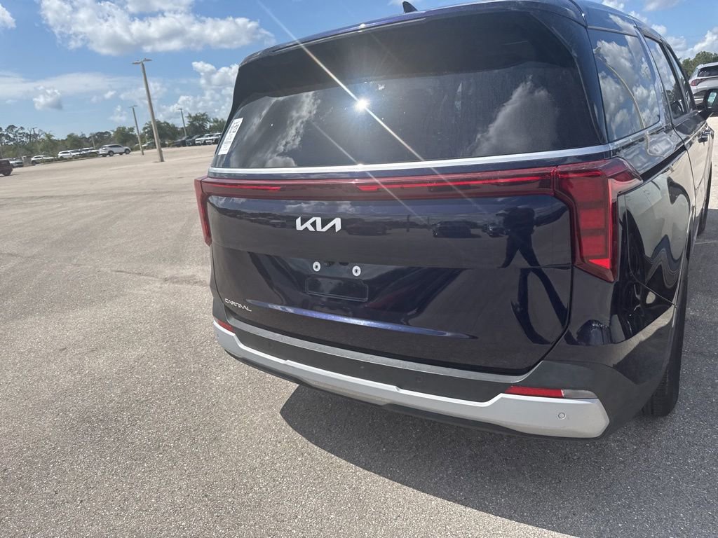 Used 2025 Kia Carnival FWD image 3