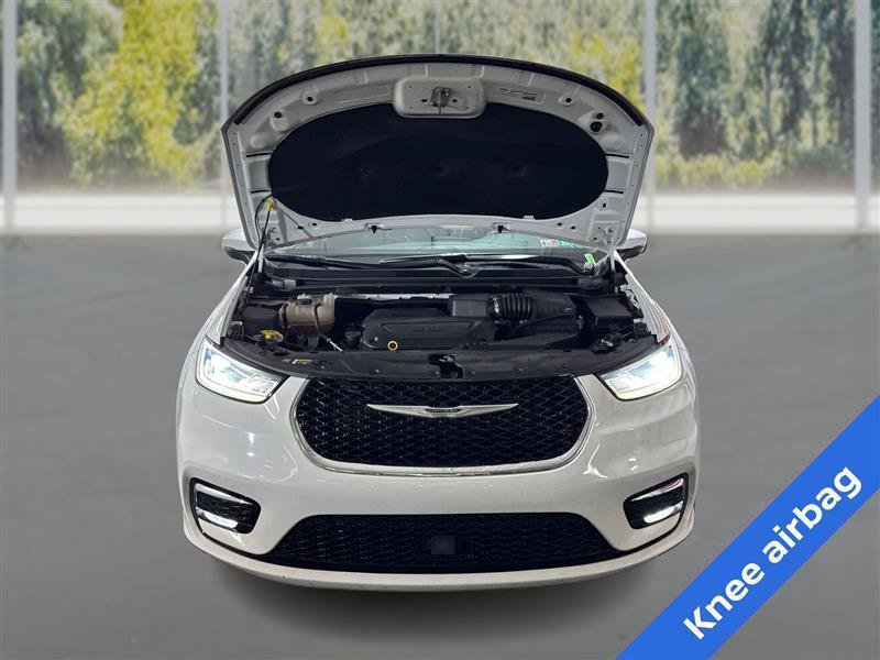 Used 2023 Chrysler Pacifica Touring-L FWD image 11