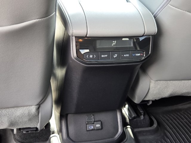 Used 2022 Toyota Highlander XLE AWD/4WD image 15