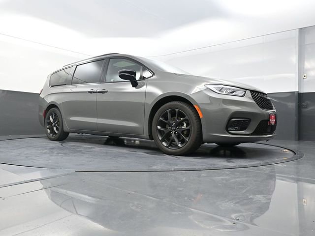 Used 2025 Chrysler Pacifica Limited image 28