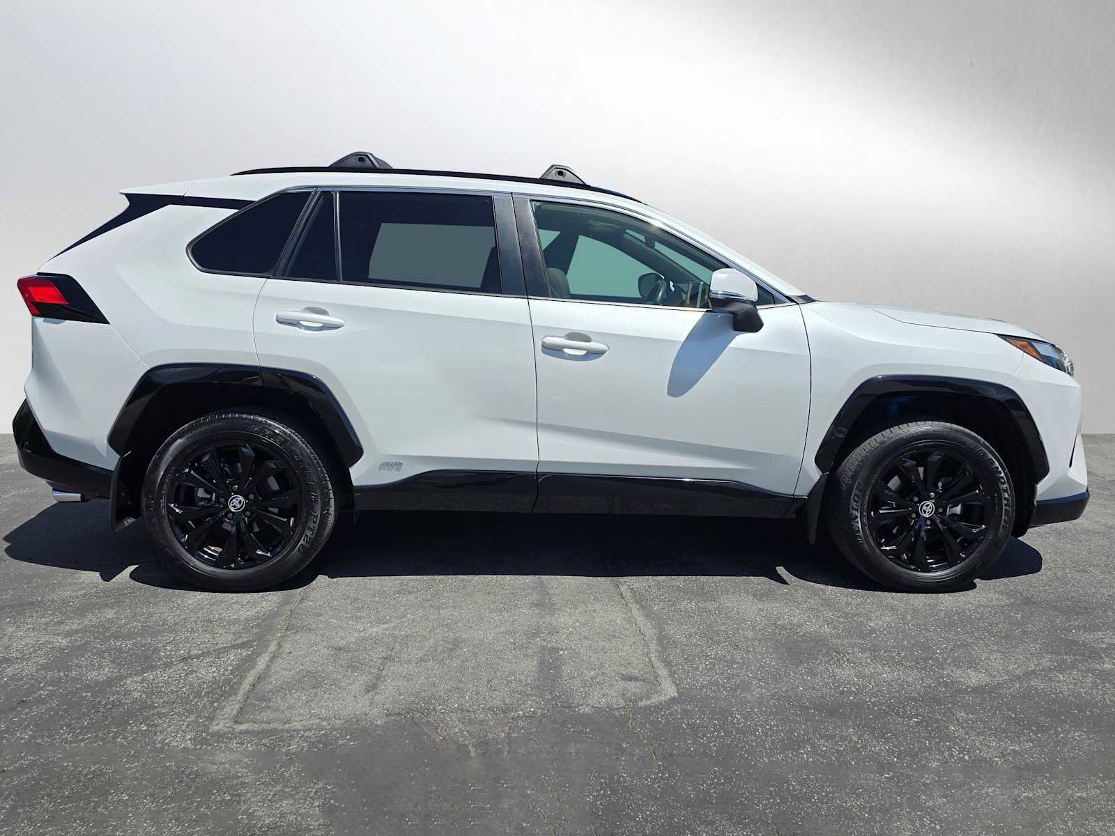 Used 2023 Toyota RAV4 SE w/ Convenience Package AWD/4WD image 2
