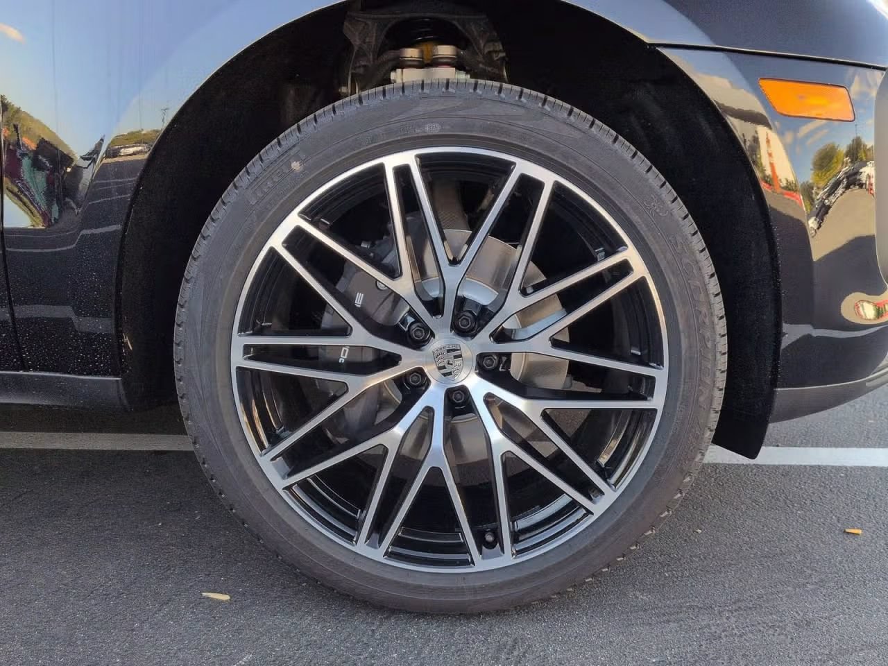 Certified 2026 Porsche Macan AWD/4WD image 12