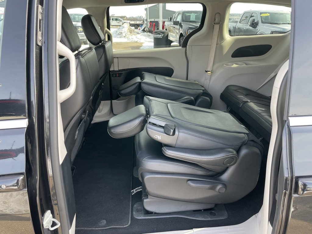 Used 2024 Chrysler Pacifica Select image 55