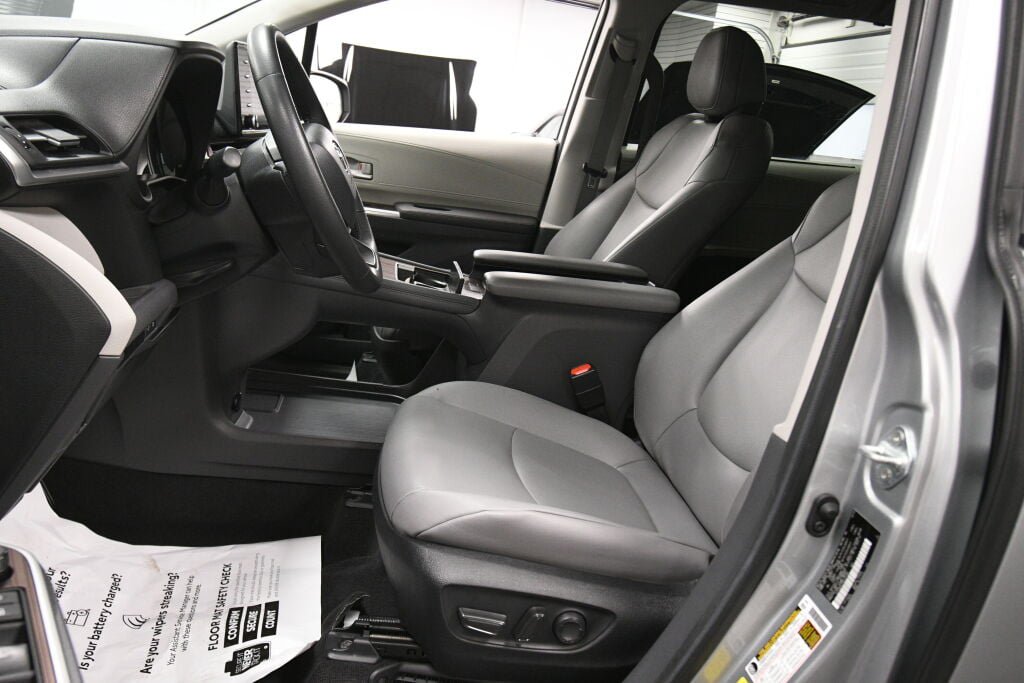 Certified 2024 Toyota Sienna XLE FWD image 9