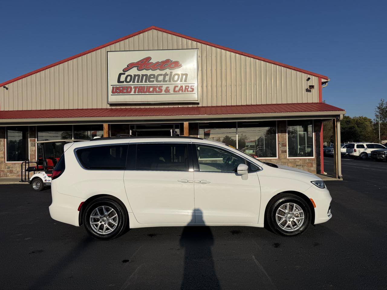 Used 2022 Chrysler Pacifica Touring-L FWD image 3